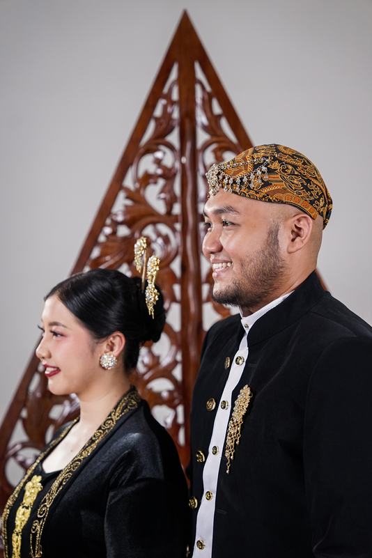 Tito dan Tari berbusana adat Jawa